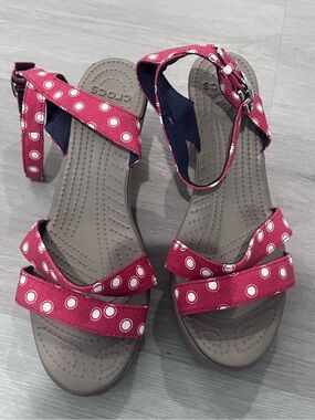 CROCS Leigh graphic polka dot wedge